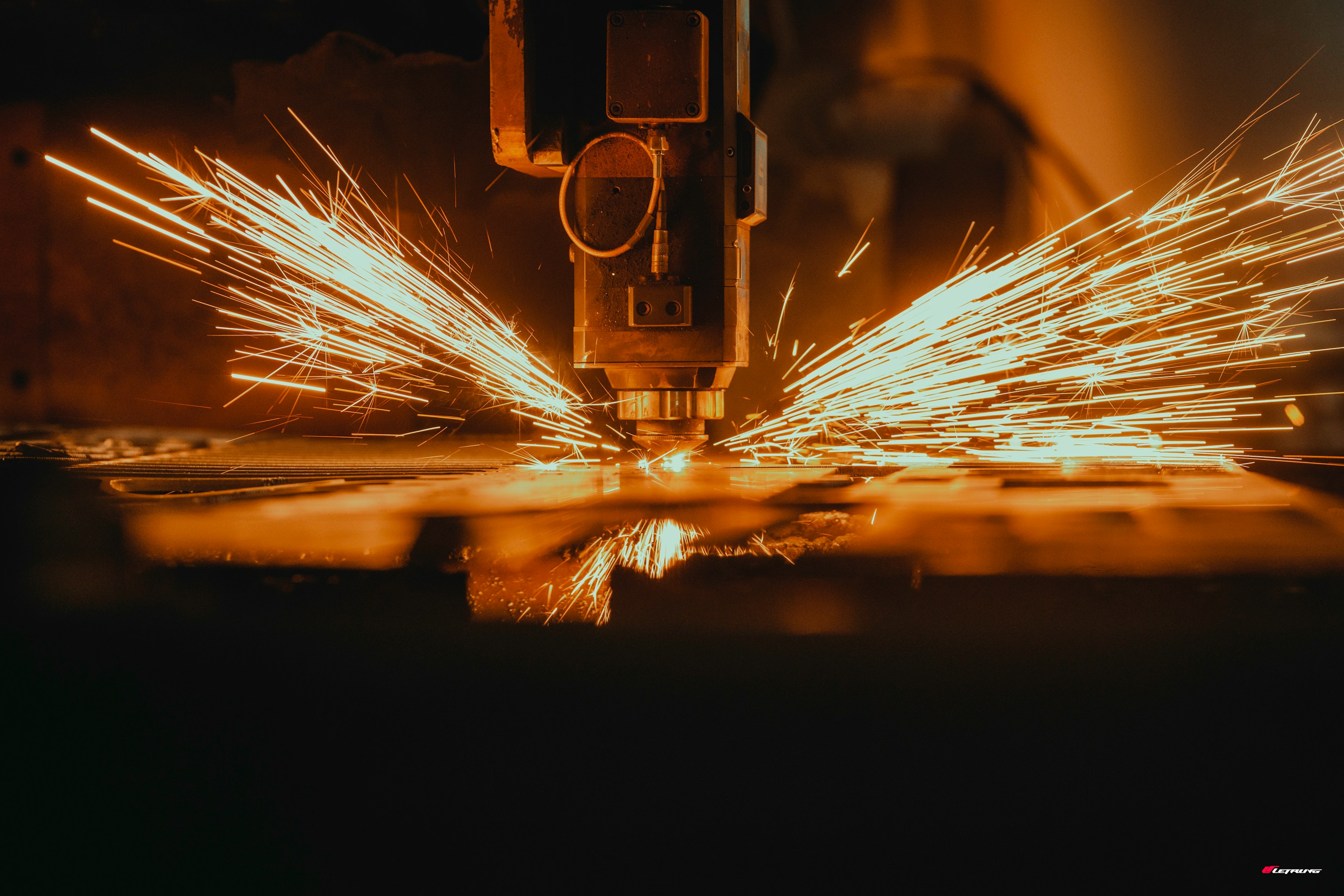 Taglio laser della lamiera con scintille luminose